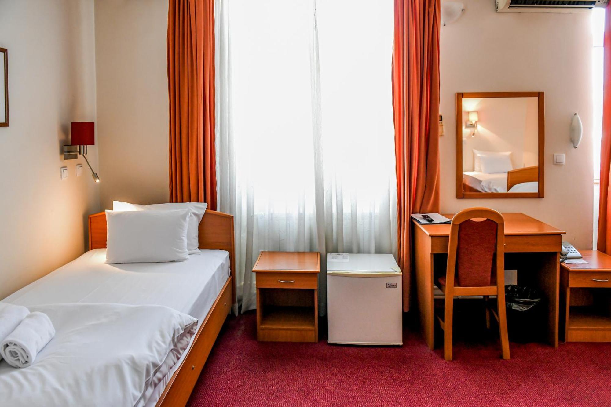 Hotel Fontana Бачка-Паланка Екстер'єр фото